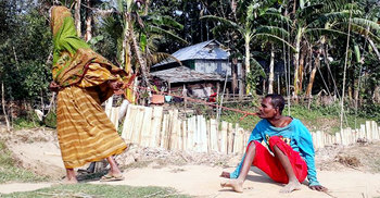 সন্তানের গলায় রশি বেঁধে ভিক্ষা করেন মা