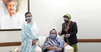 PM Hasina receives coronavirus vaccine