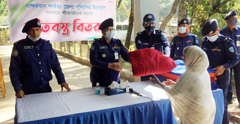 বেতনের টাকা থেকে শীতার্তদের কম্বল দিলো বান্দরবান পুলিশ
