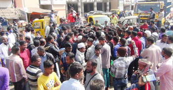 পরিবহন শ্রমিককে পুলিশের মারধর, প্রতিবাদে সড়ক অবরোধ