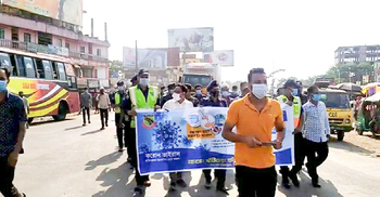 করোনা সচেতনতা : পুলিশের শোভাযাত্রায় যান চলাচল বিঘ্ন