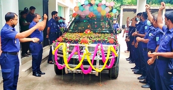 বর্ণাঢ্য আয়োজনে কনস্টেবলকে বিদায়, সুসজ্জিত গাড়িতে গেলেন বাড়ি