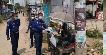 রিকশাচালকদের হাতে খাবার দিয়ে বাড়ি যেতে বললেন এসপি