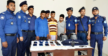 পুলিশ সেজে ছিনতাই করতেন তারা