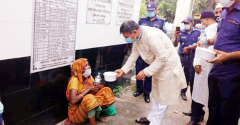পুলিশের রান্না করা খাবার পেল শতাধিক মানুষ