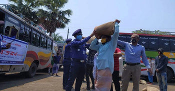 রেশনের সব চাল পরিবহন শ্রমিকদের দিয়ে দিল পুলিশ