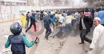 Police charge batons on BNP men in Dhaka