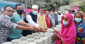 ২০০ দুস্থকে খাবার-পোশাক, প্রতিবন্ধীকে হুইলচেয়ার দিলেন যুবলীগ নেতা