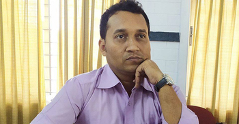 পপুলারে আগুন : সংবাদ সংগ্রহে গিয়ে নির্যাতনের শিকার সাংবাদিক