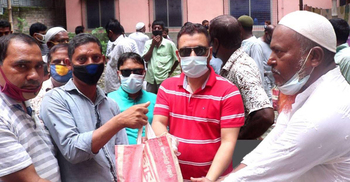 টাঙ্গাইলে ৫০০ পরিবারকে সহায়তা করলেন হকি তারকা প্রিন্স