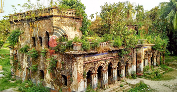 আগাছায় ভরা প্রতাপপুর জমিদার বাড়ি