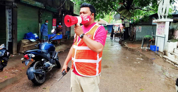 জনগণকে সচেতন করতে মাইক হাতে জেলার শ্রেষ্ঠ চেয়ারম্যান