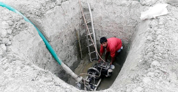 দিনাজপুরে ১৩৫ ফুট গভীরেও মিলছে না পানি