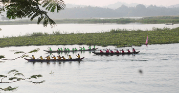 কাপ্তাই হ্রদে নৌকাবাইচ