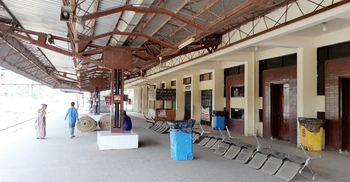 ঘুরছে না রেলের চাকা, থমকে গেছে জীবিকা