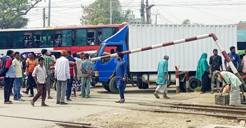 কাভার্ডভ্যানের ধাক্কায় ভাঙলো ব্যারিয়ার, অরক্ষিত রেলগেট