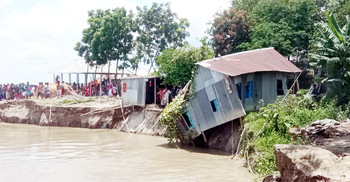 ১০ মিনিটে পদ্মায় ৫ বসতঘর বিলীন