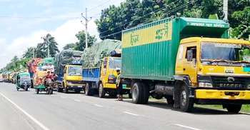 পদ্মায় তীব্র স্রোতে ব্যাহত ফেরি চলাচল, আটকা পড়েছে পণ্যবাহী ট্রাক