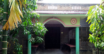 পিকনিক করতে না দেয়ায় চাচার ঘরের সামনে ভাতিজার মলমূত্র