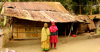 ভাঙা খুপড়ি ঘরে কনকনে শীতে কাহিল মা-মেয়ে