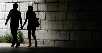 প্রবাসীর স্ত্রীকে নিয়ে উধাও আইনজীবী, গ্রেফতারি পরোয়ানা