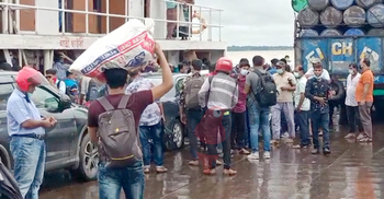 বিধিনিষেধে দৌলত‌দিয়‌ায় ফেরিতে যাত্রী ও ব্য‌ক্তিগত গা‌ড়ি পারাপার