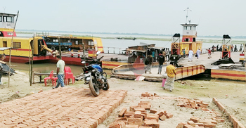 চারদিন পর জৌকুড়া-নাজিরগঞ্জ রুটে ফেরি চলাচল শুরু