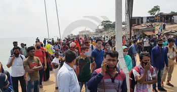 ঝুঁকি জেনেও চাকরি বাঁচাতে ঢাকা ফিরছেন গার্মেন্টস কর্মীরা