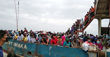 পাটুরিয়া থেকে ৩ হাজার যাত্রী নিয়ে আসা ফেরি ফেরত পাঠাল পুলিশ