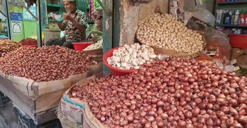 রাজবাড়ীতে কেজিতে পেঁয়াজের দাম বেড়েছে ২৫ টাকা