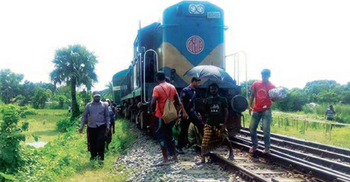 রাজশাহী এক্সপ্রেসের ইঞ্জিন বিকল, ঢাকা-উত্তরাঞ্চলের যোগাযোগ বন্ধ
