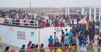 মরুপ্রায় পদ্মার তীরে মানুষের ঢল
