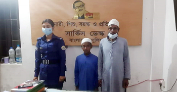 মা হারা শিশু রাকিবের সঙ্গে পুলিশের মানবিকতা