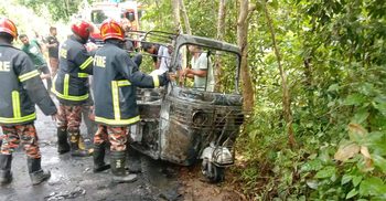 চাঁদা দাবিতে রাঙ্গামাটি-কাপ্তাই সড়কে অটোরিকশায় অগ্নিসংযোগ