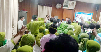 রংপুর মেডিকেলে প্রণোদনার দাবিতে নার্সদের বিক্ষোভ, অবরুদ্ধ পরিচালক