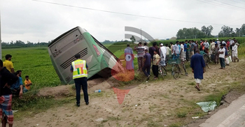 6 killed as 2 buses collide in Rangpur