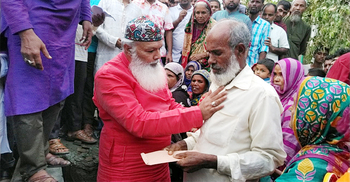 মুন্সিগঞ্জে ভাঙন কবলিতদের পাশে মেয়র বিপ্লব