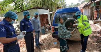 পুলিশের এক মাসের রেশন পাচ্ছেন গাজীপুরের হতদরিদ্ররা