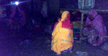 ৫ কেজি চালের জন্য খোলা আকাশের নিচে সারারাত অবস্থান