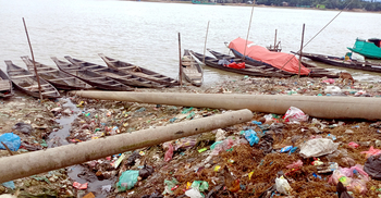 নদীর পাড়ে ময়লার ভাগাড়, অতিষ্ঠ জনজীবন