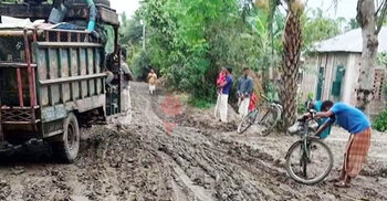 পাকা রাস্তা নয় যেন বোরো রোপণের জমি