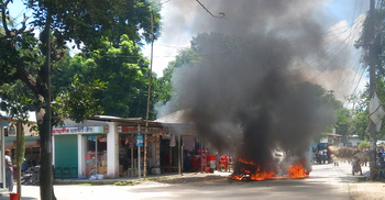 মুখোমুখি সংঘর্ষে দুই মোটরসাইকেলে আগুন, চালক দগ্ধ
