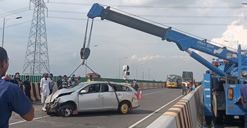 এক্সপ্রেসওয়েতে চাকা বিস্ফোরণে প্রাইভেটকার দুর্ঘটনা, আহত ২
