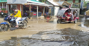 ভাঙা রাস্তায় ঝাঁকুনিতে ভ্যানেই সন্তান প্রসব