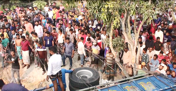 সাতক্ষীরায় ট্রাকচাপায় পিষ্ট হয়ে স্কুলছাত্রসহ নিহত ২