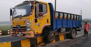 রোড ডিভাইডার যেন মরণফাঁদ!