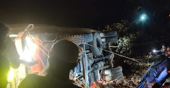 বান্দরবানে ইটবোঝাই ট্রাক উল্টে দুই শ্রমিক নিহত