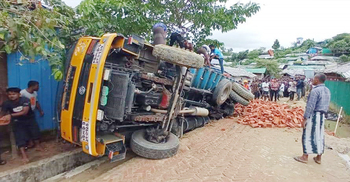 ইটভর্তি ট্রাক খাদে পড়ে দুই রোহিঙ্গা কিশোরী নিহত