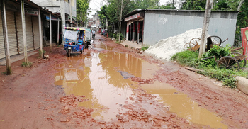 হাত দিয়ে কার্পেটিং টেনে তোলা সেই রাস্তাটির এখন এই দশা