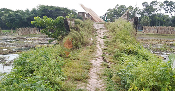 সংযোগ সড়কের বেহাল দশা, কাজে আসছে না সেতু